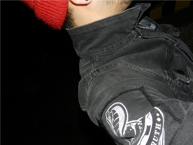 ディスタービア・クロージング Raise Hell Unisex Denimジャケットの右肩・襟部分