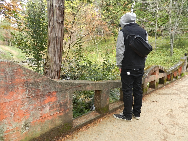 Grave Takersのシャドーデニムジャケットとブラックジーンズのコーデ後ろ姿