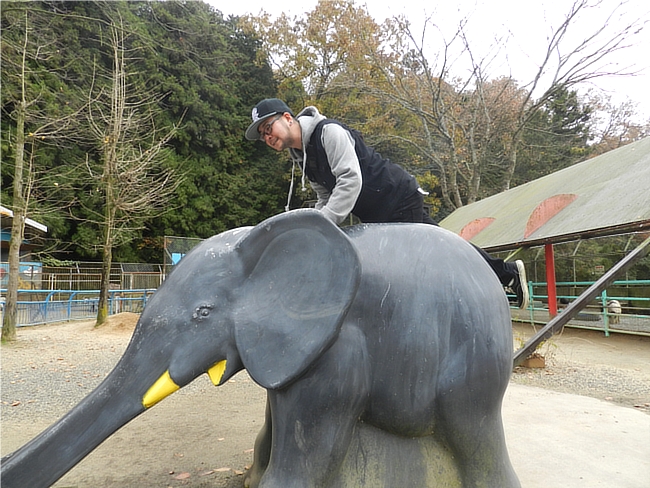 Disturbia ClothingのキャップとGrave Takersのデニムジャケットのコーデ