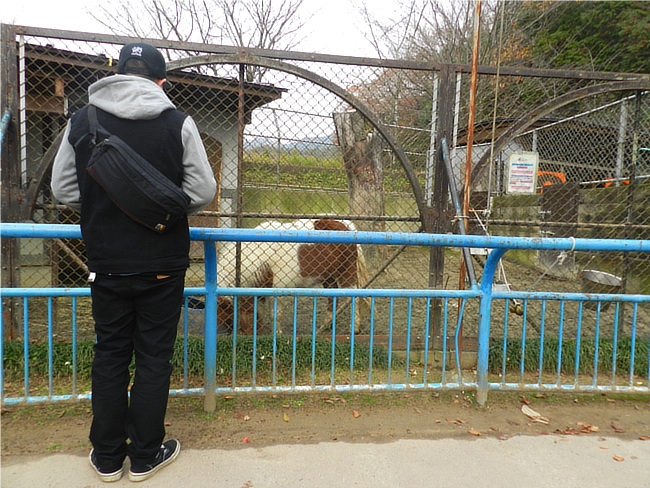 グレイブ・テイカーのデニムジャケットとディスタービアクロージングの帽子のコーデ後ろ姿