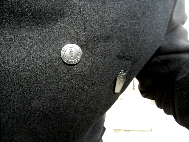 グレイブ・テイカーのPコートはボタンに棺桶のロゴあり