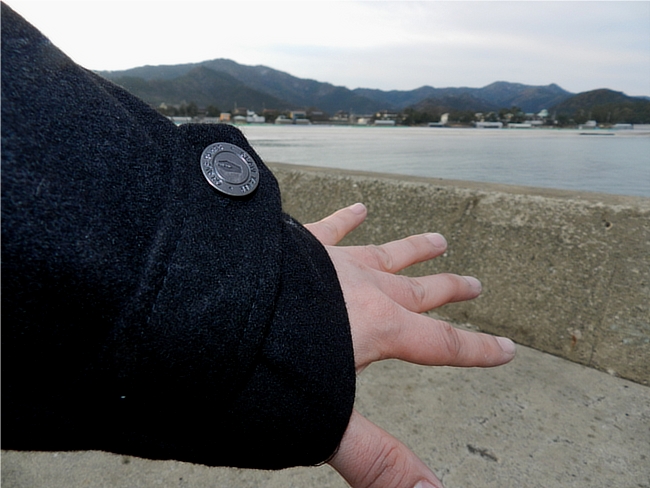 グレイブ・テイカーのPコートは袖ボタンにも棺桶のロゴあり